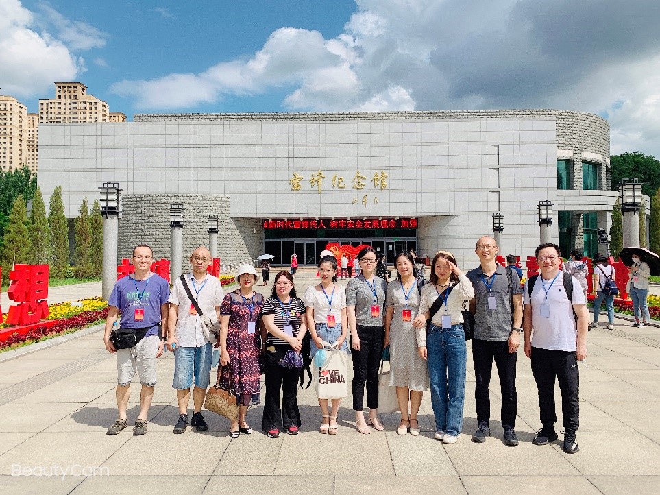 参观雷锋纪念馆合影