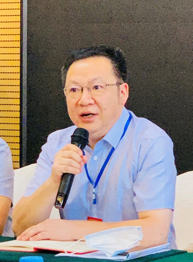 陈洪教授在交流会上发言