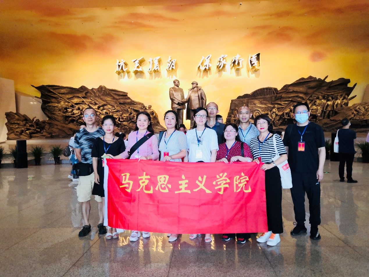 参观抗美援朝纪念馆合影