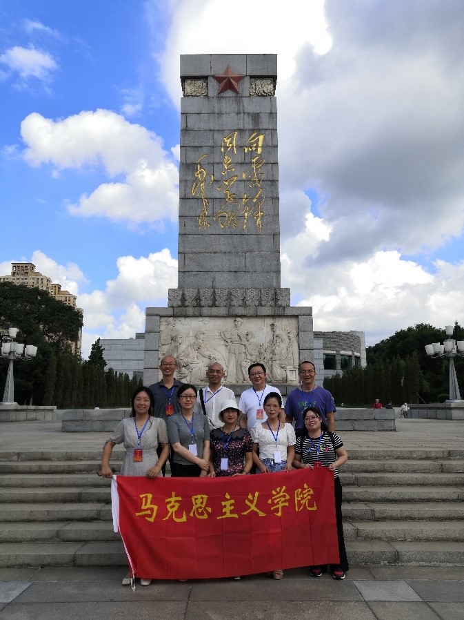 参观雷锋纪念馆合影